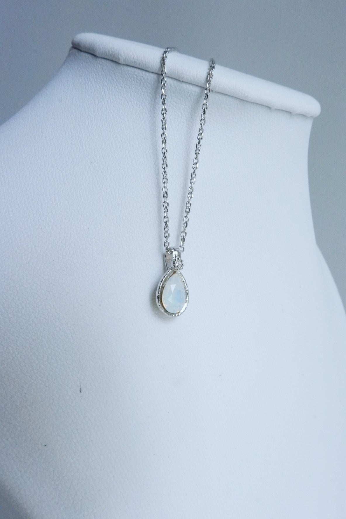 Swarovski crystals Necklace (Opal)
