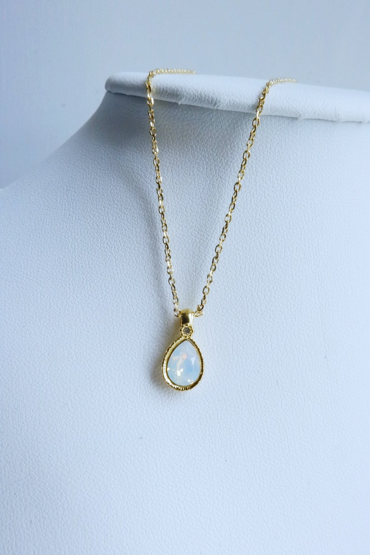 Swarovski crystals Necklace (Opal)