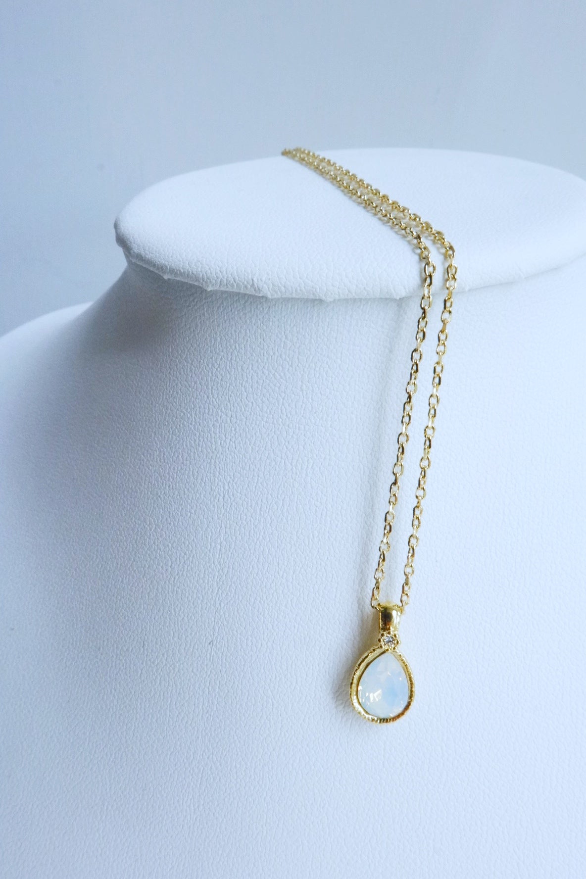 Swarovski crystals Necklace (Opal)