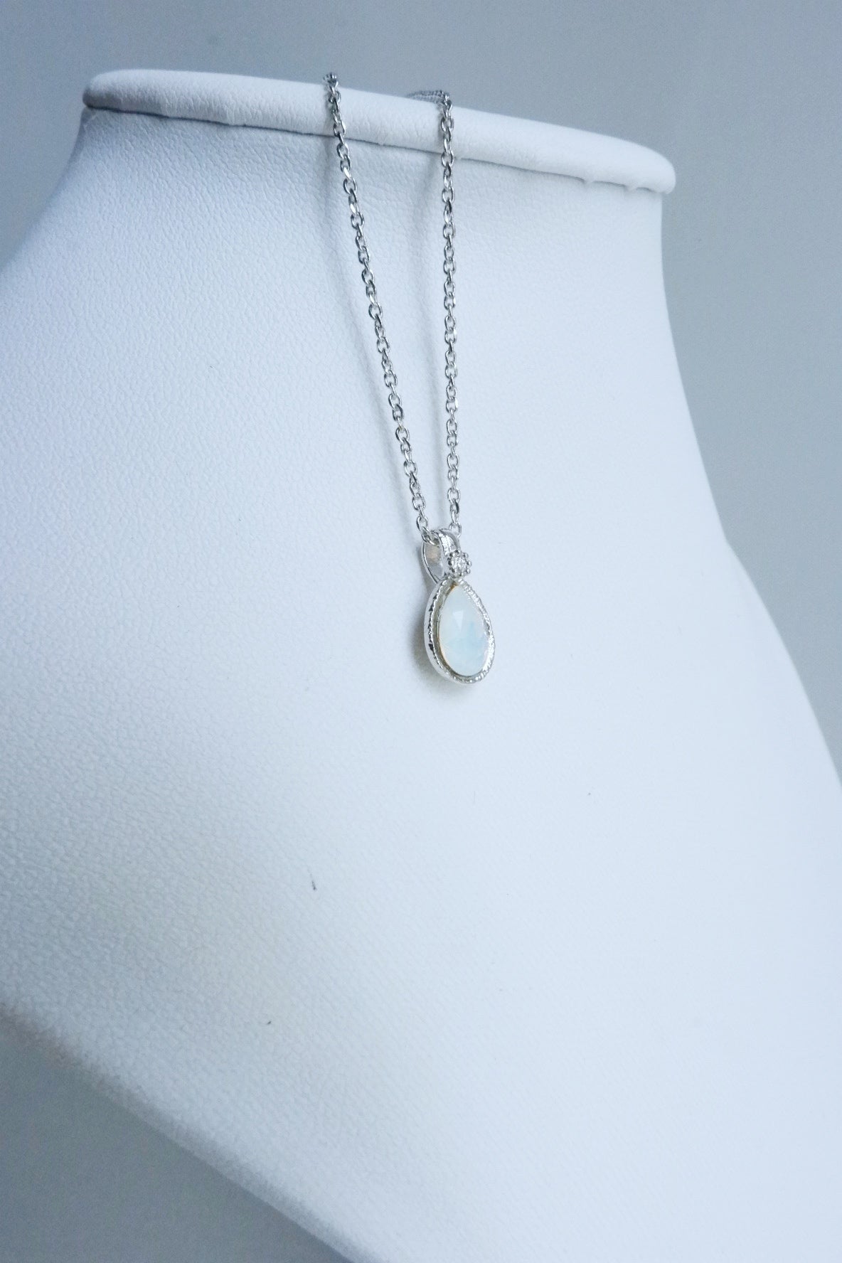 Swarovski crystals Necklace (Opal)